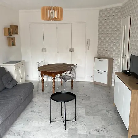Apartment Studio Climatise Et Piscine En Bord De