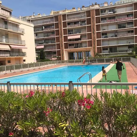 Studio Climatise Et Piscine En Bord De